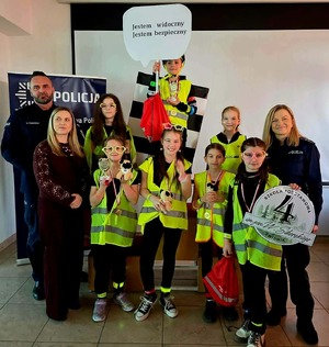 Policjanci wraz z dziećmi podczas konkursu moda na odblaski