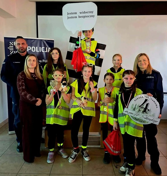 Policjanci wraz z dziećmi podczas konkursu moda na odblaski