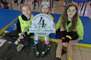 dzieci podczas konkursu moda na odblaski