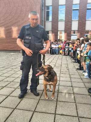 policjant z psem