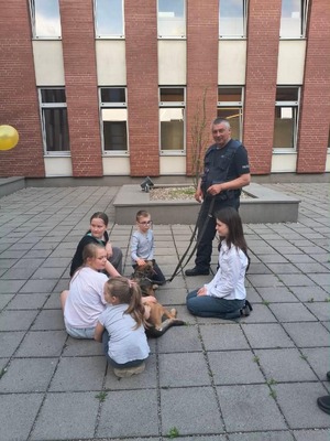 policjant z psem