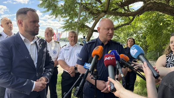 przemawiający policjant