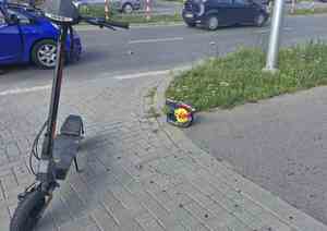 hulajnoga i kask leżący na ziemi