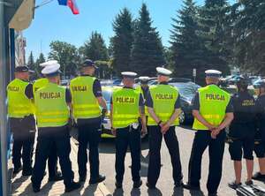 grupa policjantów