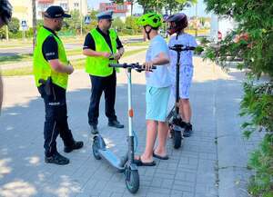 kontrola chłopców na hulajnogach