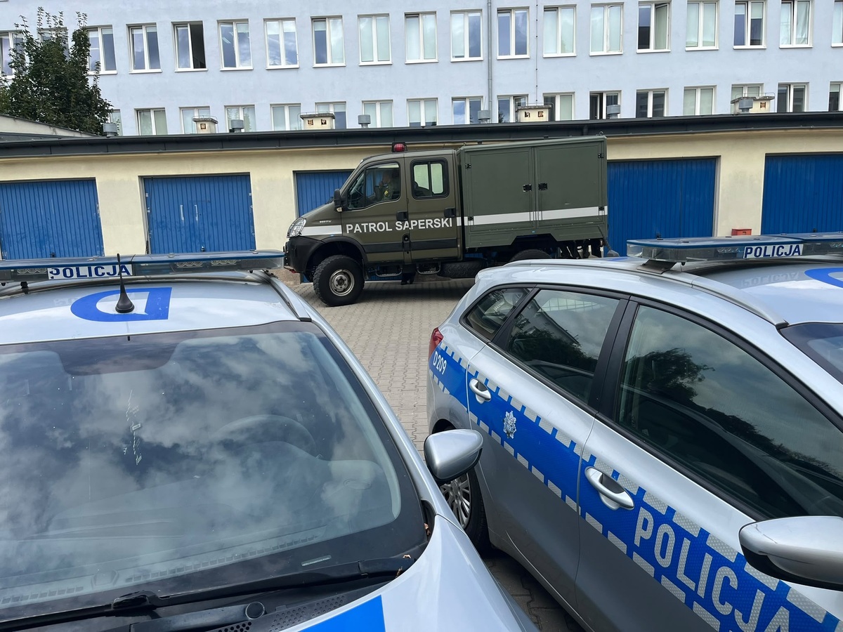 Znalazła amunicję i granat podczas sprzątania garażu. Przyniosła je na Policję