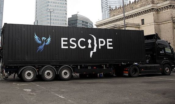 czarna ciężarówka z nazwą Escapetruck